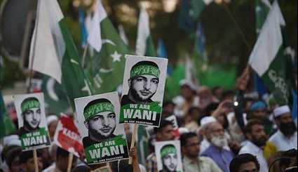 Pakistanis Hold Rally in Solidarity with Kashmiri Muslims