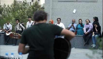 الموسيقى الحية أمام ساحة الجهاد في طهران