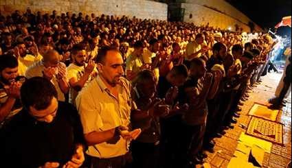 Israeli Forces Continue to Restrain Palestinian Worshipers in Al-Aqsa Mosque