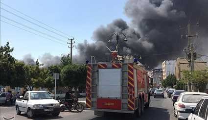 اندلاع حريق في مرفئ كنجان للصيد في منطقة بوشهر جنوب ايران