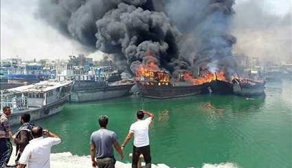 اندلاع حريق في مرفئ كنجان للصيد في منطقة بوشهر جنوب ايران