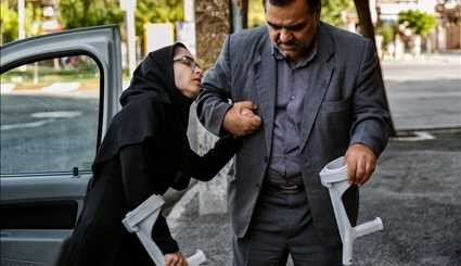 مراهقة ايرانية تقطع خطوات واثقة نحو التغلب على مرض 