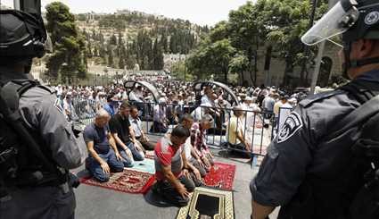 المقدسيون يتظاهرون احتجاجاً على إغلاق ابواب مسجد الاقصى