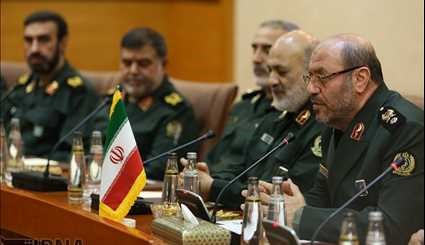 Iraqi defense min. officially welcomed in Tehran