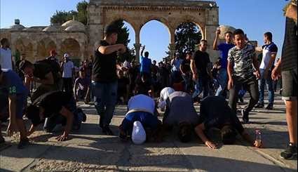 10,000 Palestinians Pray at Jerusalem's Al-Aqsa Mosque
