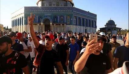 10,000 Palestinians Pray at Jerusalem's Al-Aqsa Mosque