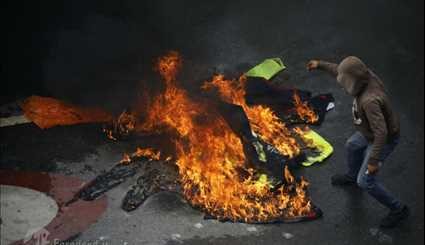 حرق الشرطة خلال التظاهرات في فنزويلا