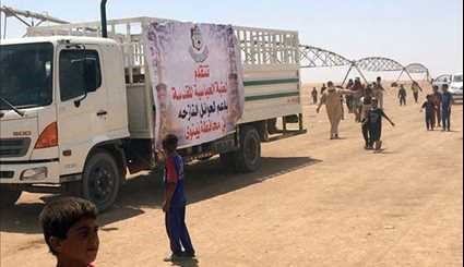 Iraqi Popular Forces Provide Humanitarian Aid to Displaced Families of Mosul
