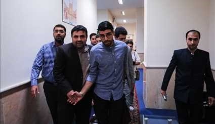الهداف الإيراني يهدي كرته الذهبیة لمتحف العتبة الرضوية