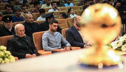 الهداف الإيراني يهدي كرته الذهبیة لمتحف العتبة الرضوية