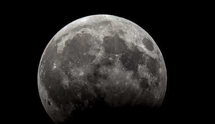 صور لخسوف القمر مساء الاثنين 7 آب/ اغسطس في ايران