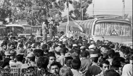 26 أغسطس 1981 - عودة أول مجموعة من الأسرى إلى إيران. صور