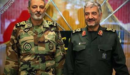 لقاء القائد العام للجيش الإيراني بالقائد العام للحرس الثوري الايراني/ صور