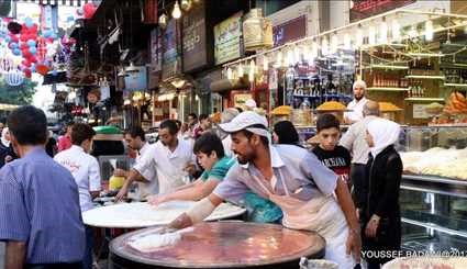 بالصور، افخرانواع الحلويات العربية في حي الميدان بدمشق