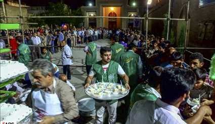 بالصور.. توزيع كيكة بوزن ۲۲۰۰ كغم في عيد الغدير السعيد