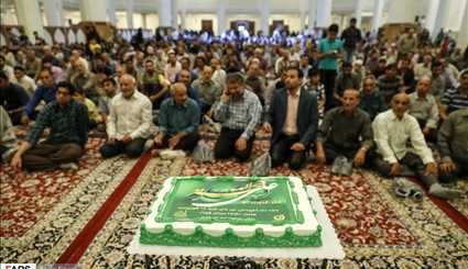 بالصور.. توزيع كيكة بوزن ۲۲۰۰ كغم في عيد الغدير السعيد