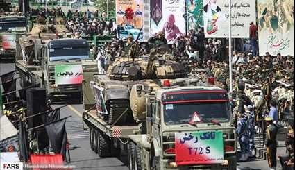 بالصور.. عرض عسكري كبير في عدد من المدن الايرانية