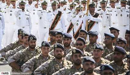 بالصور.. عرض عسكري كبير في عدد من المدن الايرانية