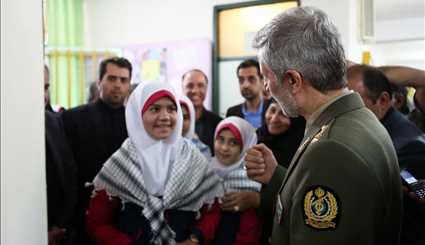 وزير الدفاع الإيراني يدق جرس مدرسة/صور
