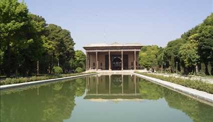 القصر الملكي والأربعون عموداً في مدينة اصفهان