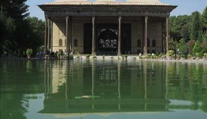 القصر الملكي والأربعون عموداً في مدينة اصفهان