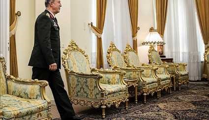 بالصور.. الأدميرال شمخاني يستقبل رئيس الاركان التركي