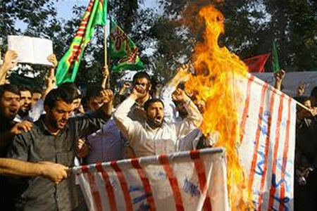 دانشجویان مقابل لانه جاسوسی سابق آمریکا تجمع می‌کنند
