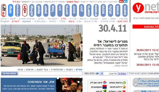 القذافي يستخدم المواطنين دروعا بشرية امام الثوار