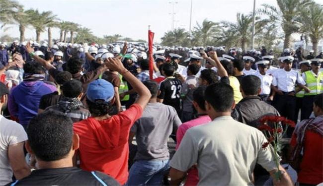 فصل 300 موظف بحريني  