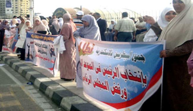 آلاف المصريين يقفون بالإسكندرية لتأكيد مطالب الثورة
