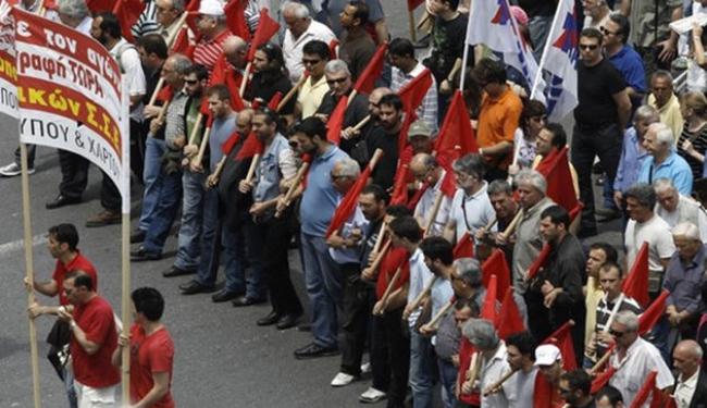 آلاف اليونانيين يملؤن ساحة اثينا ضد خطة التقشف