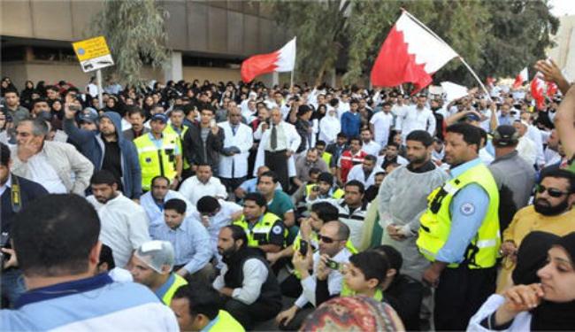 إقالة مهنيين للاشتباه بمشاركتهم باحتجاجات البحرين