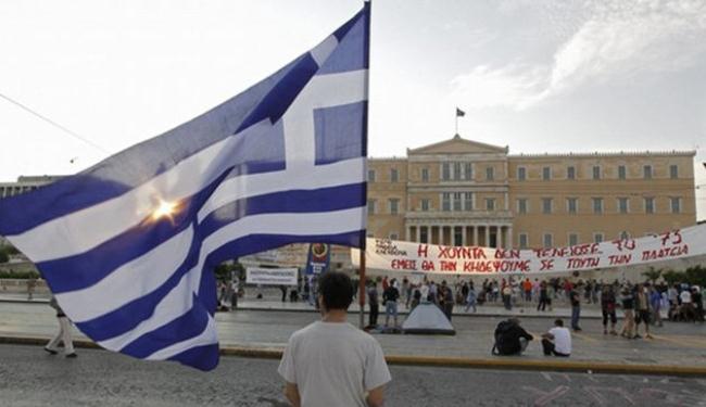 اضراب عام في اليونان وشبان يتجمعون امام البرلمان