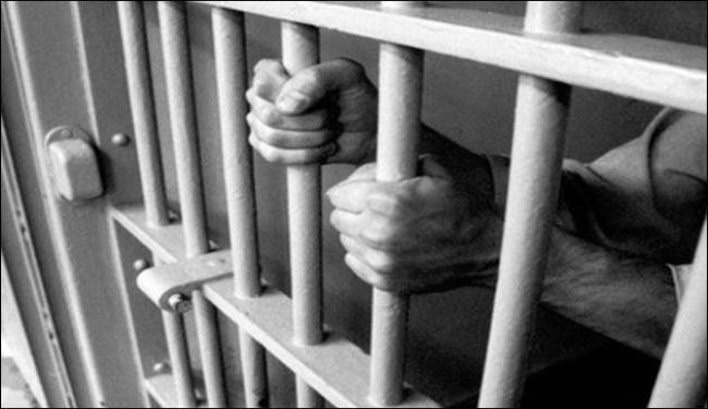 القبض على مأمور سجن يبيع المخدرات للسجناء