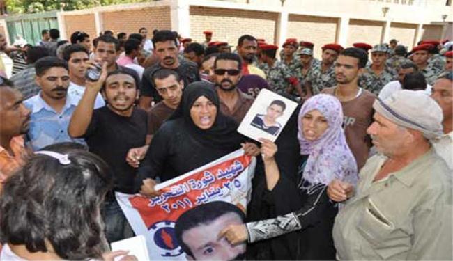 متظاهرون يحاولون اقتحام مبنى حكومي بمدينة السويس