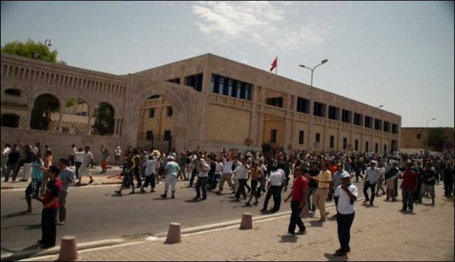 الشرطة التونسية تطلق النار لتفريق المتظاهرين