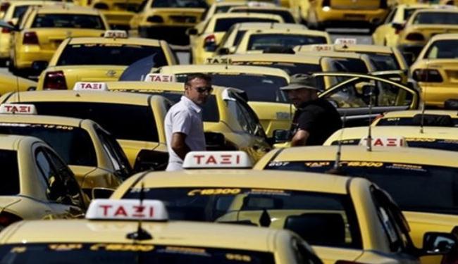 سائقو سيارات أجرة يغلقون موانئ ومطارات باليونان