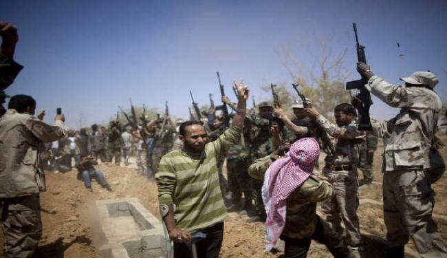 قيادي للثوار ينتقد تباطؤ الناتو في عملياتها بليبيا 