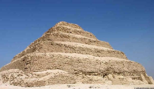 أقدم هرم بالتاريخ في حالة حرجة جداً