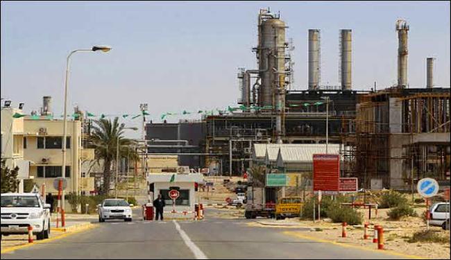 الثوار يسيطرون على مصفاة للنفط قرب الزاوية