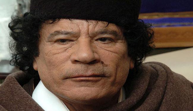 القذافي يؤكد ان انسحابه من باب العزيزية 