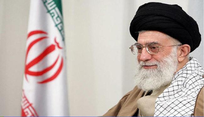 القائد يؤم المصلين في صلاة عيد الفطر في طهران  