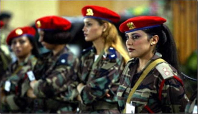 العشرات من حراس القذافي يفرون إلى الجزائر 