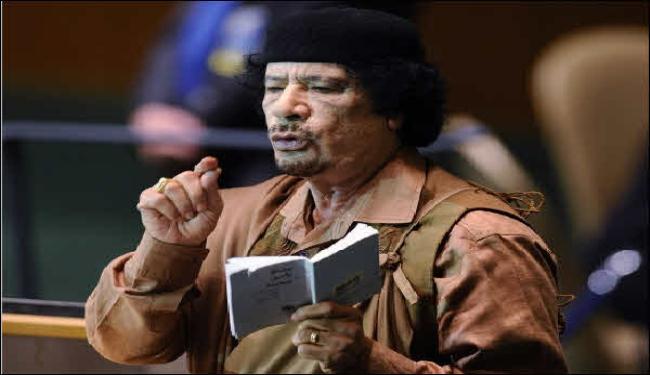 الانتربول يصدر أمر اعتقال بحق القذافي