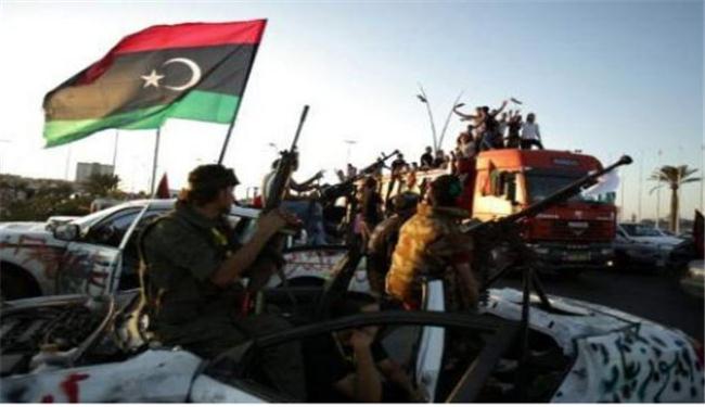 الثوار الليبيون يدعون اهالي بني وليد لمغادرتها
