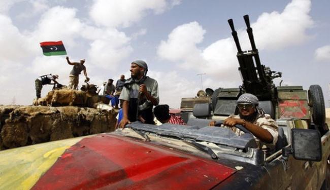 الثوار الليبيون يتراجعون عند جبهة بني وليد