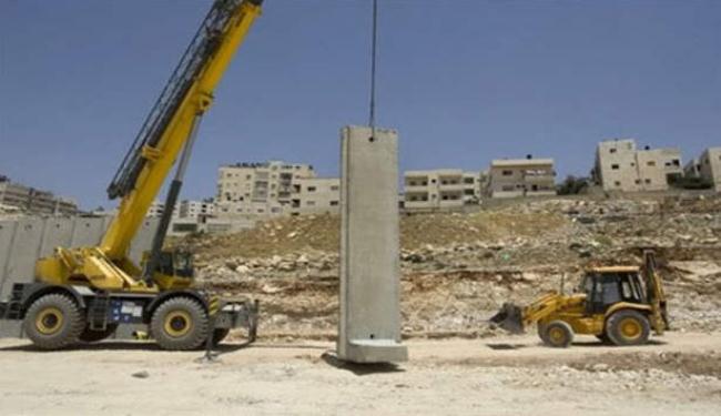 الاحتلال يصادر مساحات فلسطينية لضمها للجدار العنصري