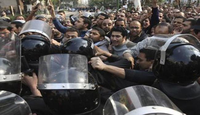 مئات الاقباط يتظاهرون بعد احراق كنيسة في اسوان