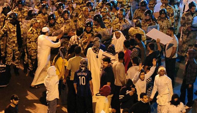 الامن السعودي يصيب عشرات المتظاهرين في القطيف