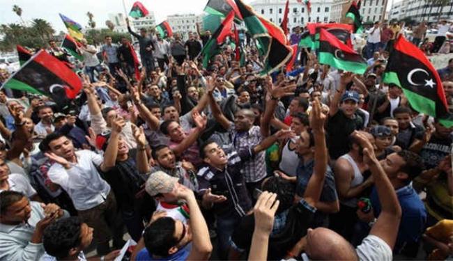 ليبيا تحتفل بعد الاعلان عن مقتل القذافي